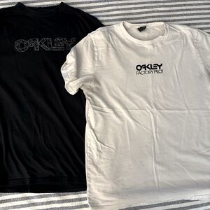 Oakley t-shirts size XL